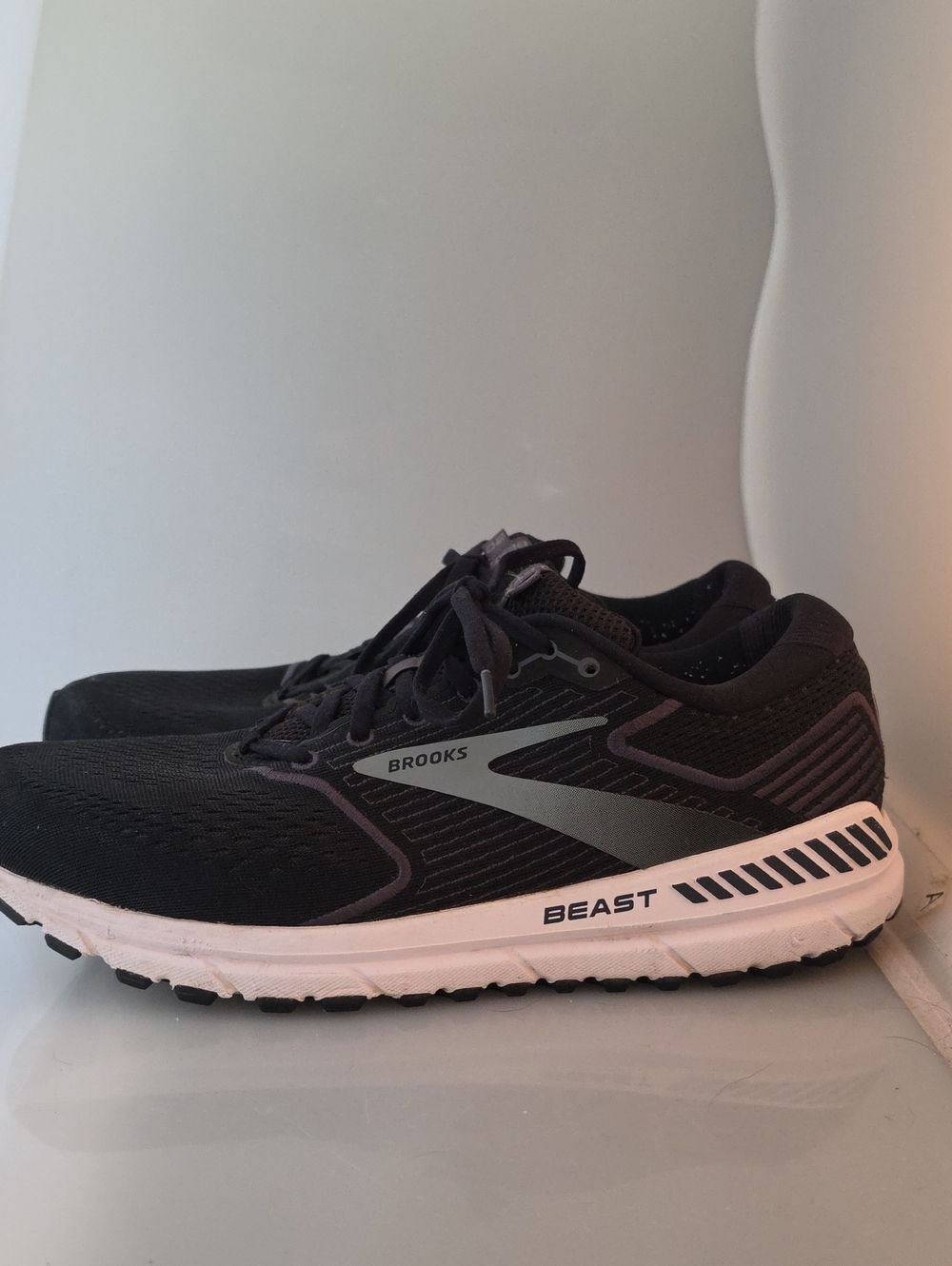 Brooks Beast 20 Men's Black and White Athletic Running Shoes Needs Insoles